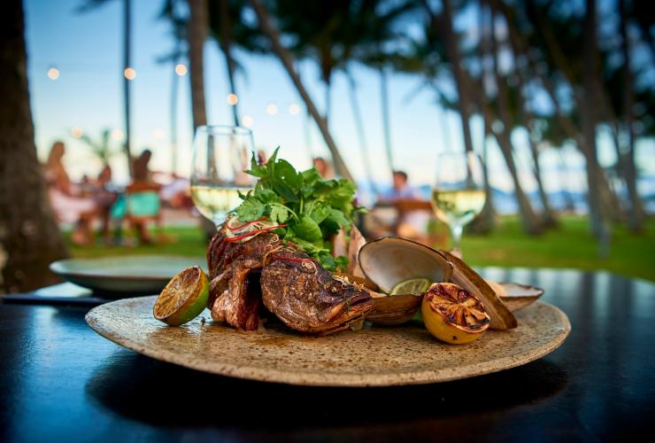 棕榈湾 Nu Nu 餐厅的海鲜菜肴 © 昆士兰州旅游及活动推广局版权所有