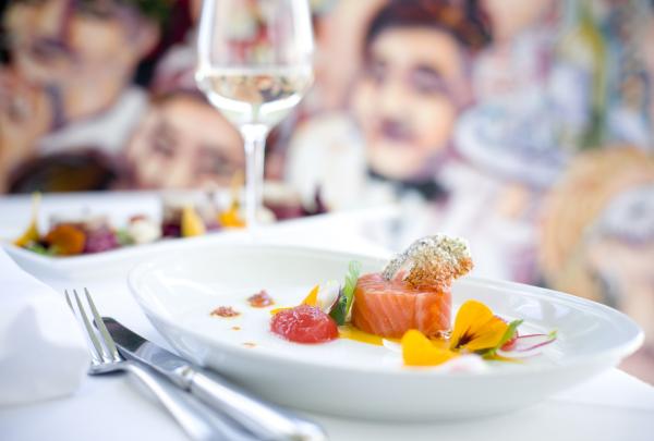 戴尔斯福特湖边小屋餐厅的鲑鱼菜肴 © 维多利亚州旅游局餐厅版权所有