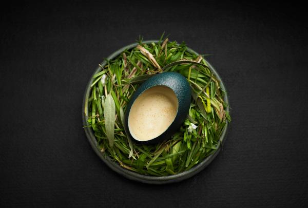 维多利亚州，墨尔本，阿提卡餐厅，搅打鸸鹋蛋液配蜂巢蜜汁 © 阿提卡餐厅版权所有