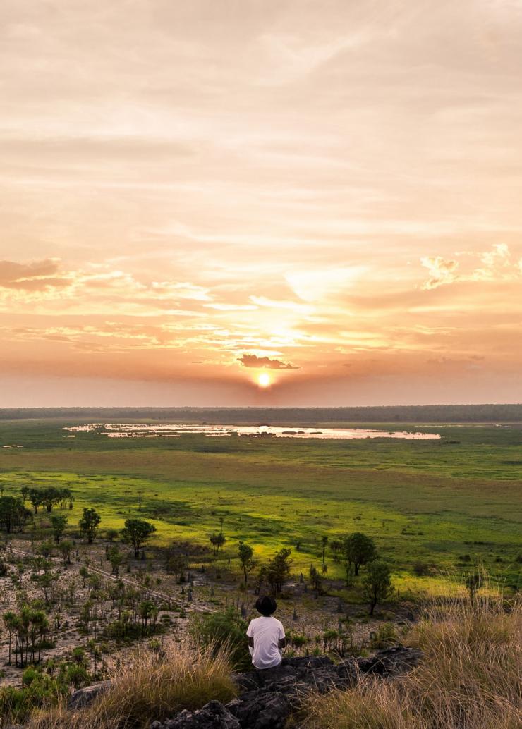 一位男士在卡卡杜国家公园观看日落 © 北领地旅游局版权所有