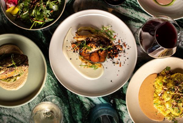 澳大利亚首都领地，堪培拉，Monster Kitchen and Bar 餐厅 © Zachary Griffith 版权所有