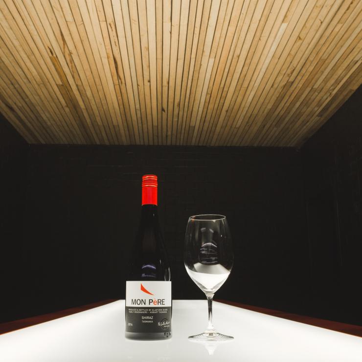 霍巴特格莱策-迪克森城市酒庄品酒室内的杯装和瓶装葡萄酒 © Adam Gibson Photographer/格莱策-迪克森城市酒庄版权所有