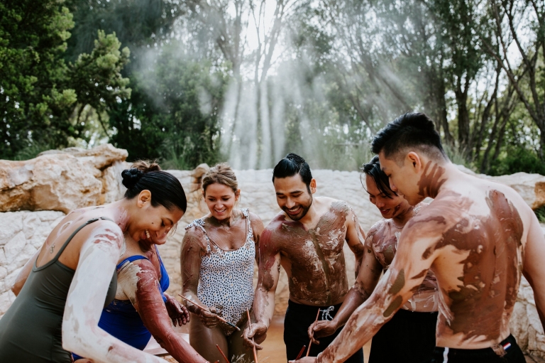半岛温泉，一群朋友参加往身上涂泥的仪式 © 半岛温泉版权所有