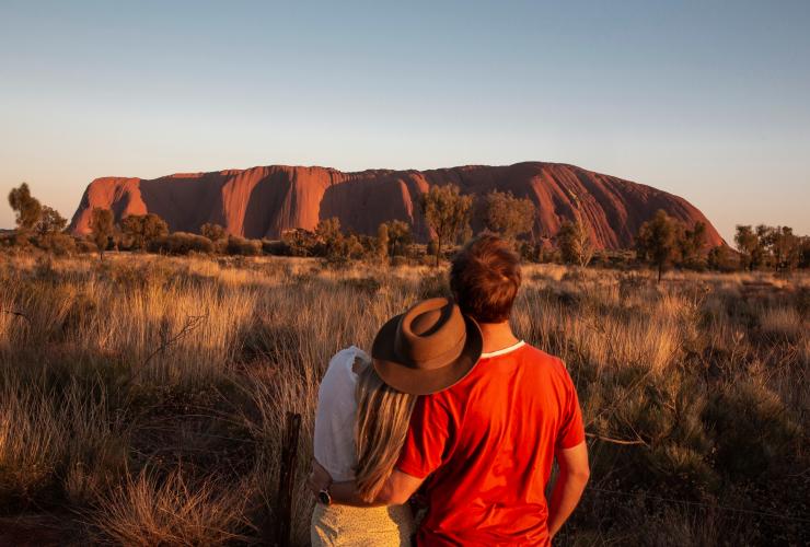 日出时在乌鲁鲁的情侣 © 澳大利亚旅游局/Nicholas Kavo 版权所有