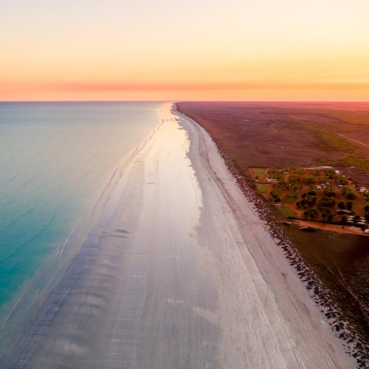 日出时八十哩滩的鸟瞰图 © 澳大利亚西北部，CJ Maddock（@awaywithcj）版权所有