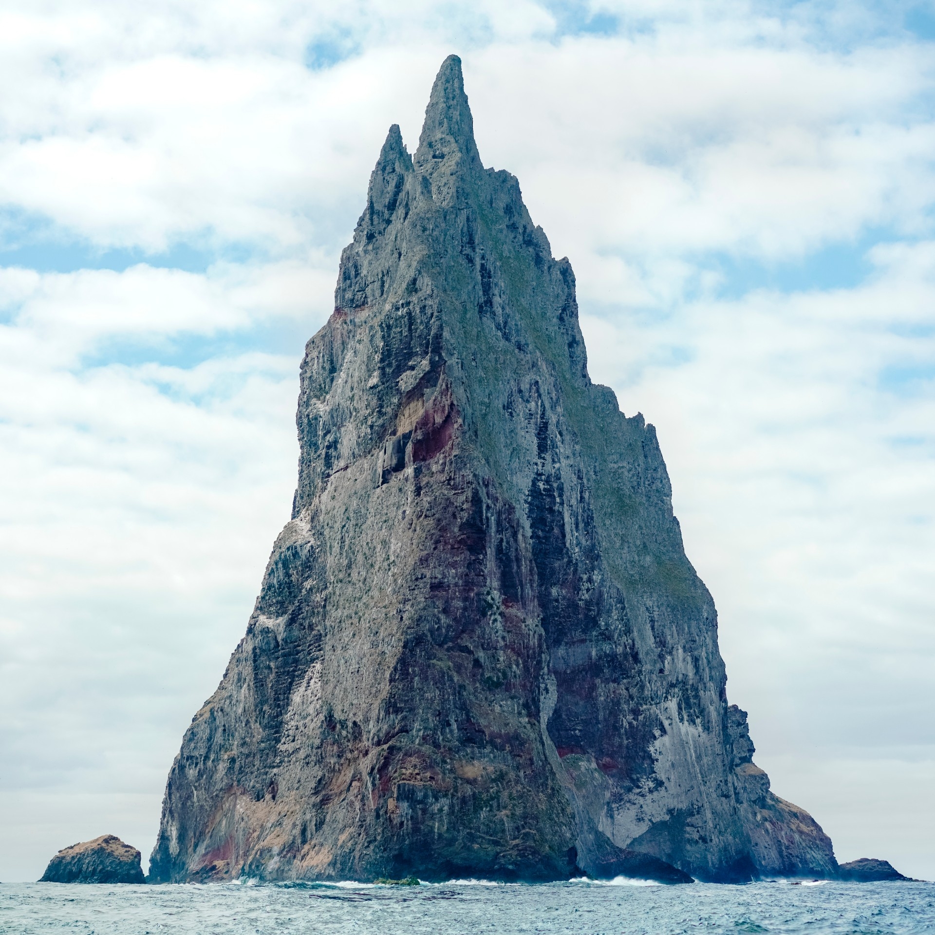  豪勋爵岛附近的波尔斯金字塔（Balls Pyramid）火山岩 © Zach Sanders 版权所有