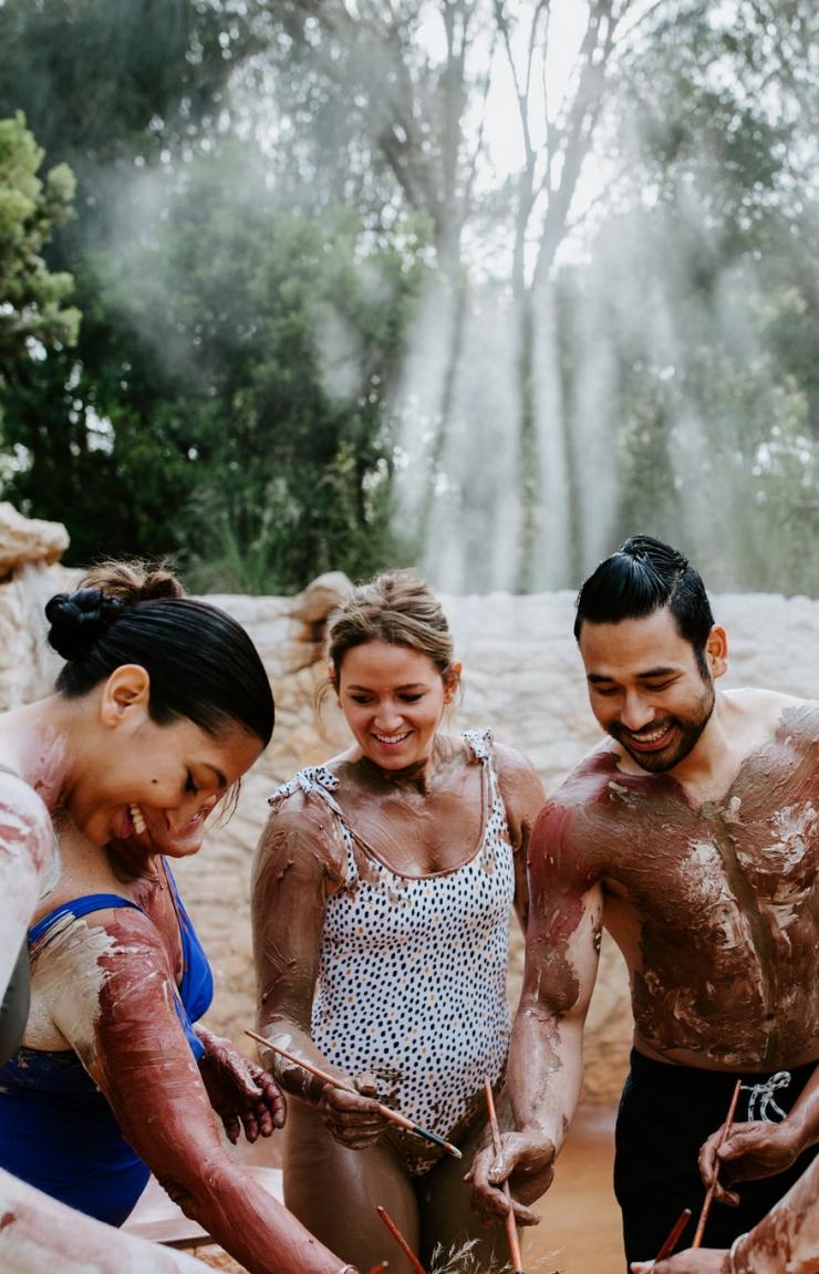 半岛温泉，一群朋友参加往身上涂泥的仪式 © 半岛温泉版权所有
