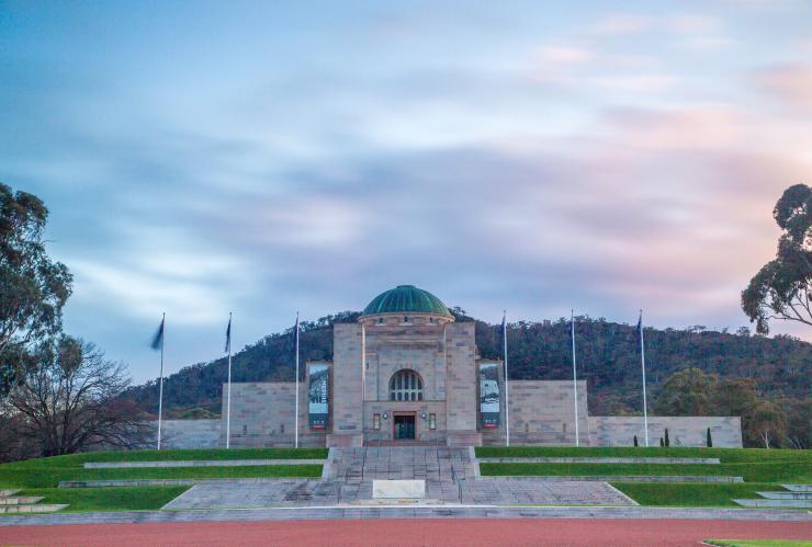堪培拉，日落时分的澳大利亚战争纪念碑建筑 © 堪培拉观光局版权所有