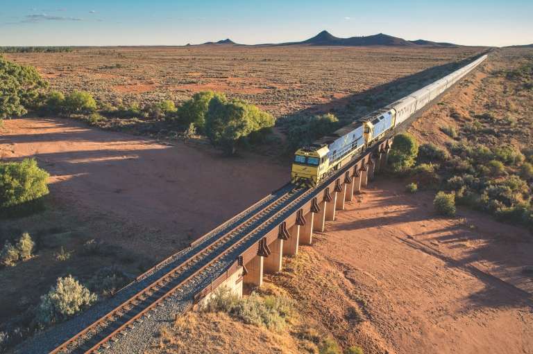 印度洋-太平洋号列车蜿蜒穿过南澳大利亚州 © Journey Beyond Rail 版权所有