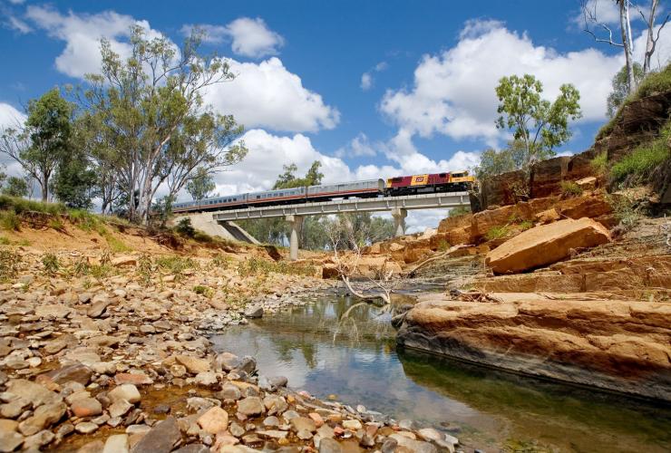 昆士兰州内陆地区，昆士兰州铁路上的内陆精神号列车 © 昆士兰铁路公司版权所有