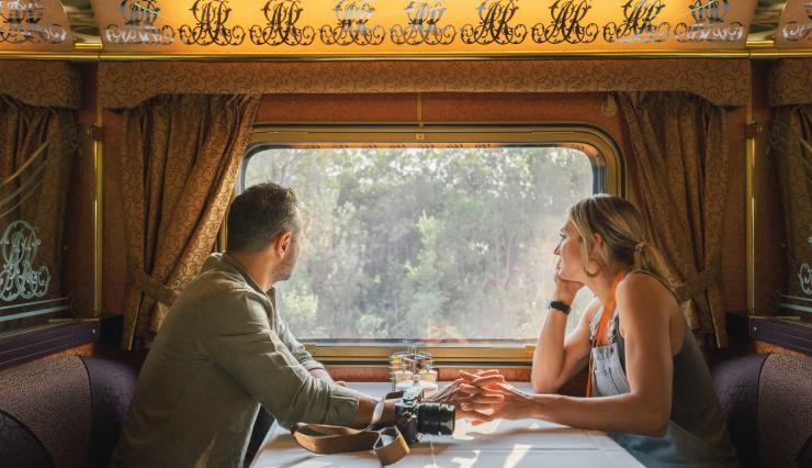 一对乘坐大南部列车的夫妇在看窗外风景 © Journey Beyond Rail Expeditions 版权所有