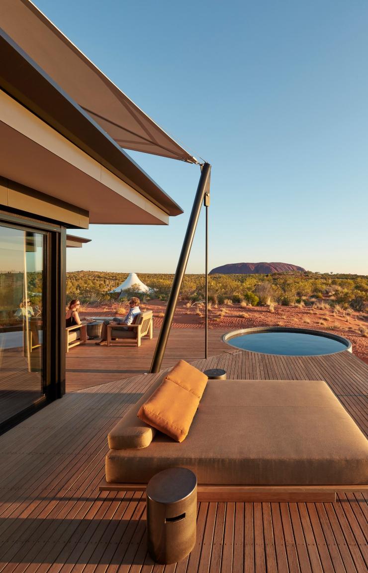 北领地东经 131° 酒店的沙丘帐篷平台和乌鲁鲁的景色 © Baillies 东经 131° 酒店版权所有