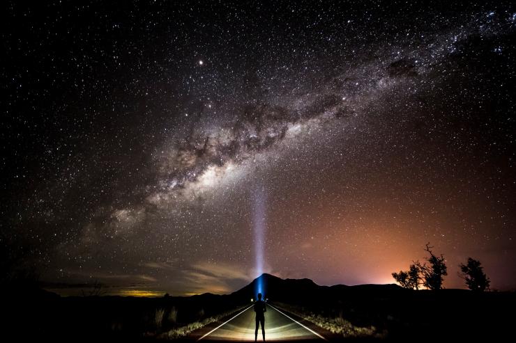 用头灯照向银河的观星者 © 昆士兰州旅游及活动推广局/Sean Scott 版权所有
