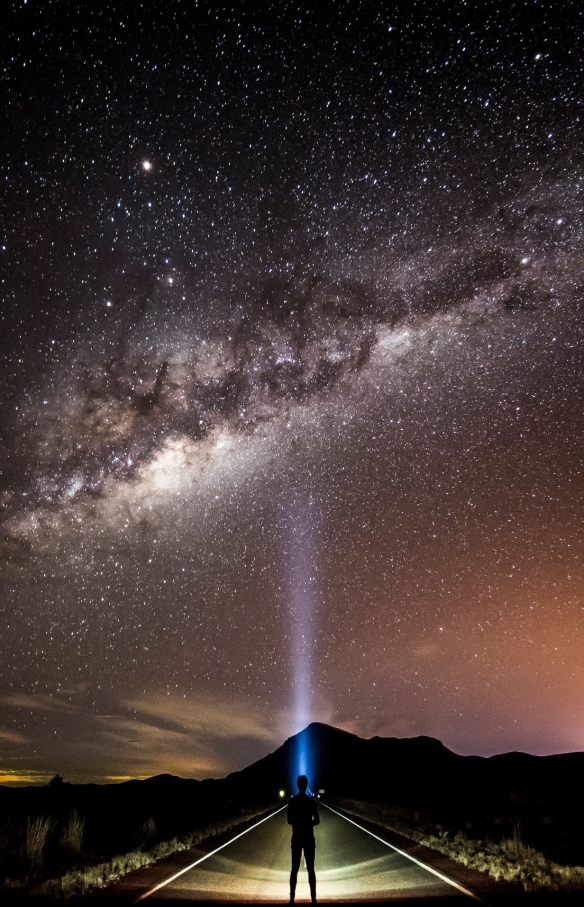 用头灯照向银河的观星者 © 昆士兰州旅游及活动推广局/Sean Scott 版权所有