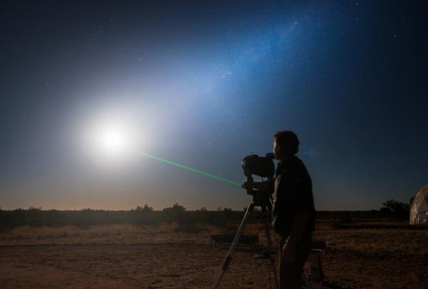 在地球保护区世界自然中心参加观星之旅的游客 © 北领地旅游局/Matt Glastonbury 版权所有