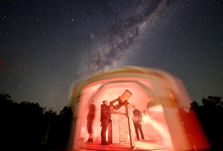 在比克利的珀斯天文台使用望远镜的观星者 © 珀斯天文台/Andrew Lockwood 版权所有