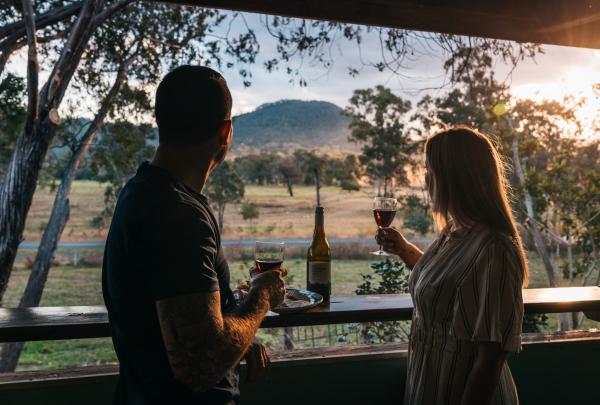 凯里的托默鲁普奶牛场，一对夫妇在喝日落饮品 © 昆士兰州旅游及活动推广局/Jesse Lindemann 版权所有