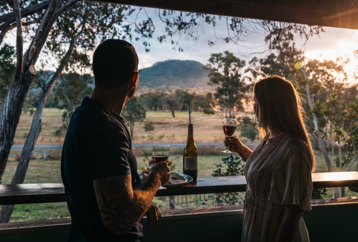 凯里的托默鲁普奶牛场，一对夫妇在喝日落饮品 © 昆士兰州旅游及活动推广局/Jesse Lindemann 版权所有