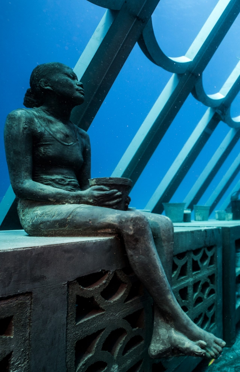 水下艺术博物馆的水下雕塑展（近汤斯维尔）© Matt Curnock 版权所有