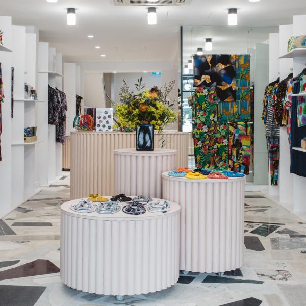 新城镇的 The Social Outfit 商店景观 © Luisa Brimble 版权所有