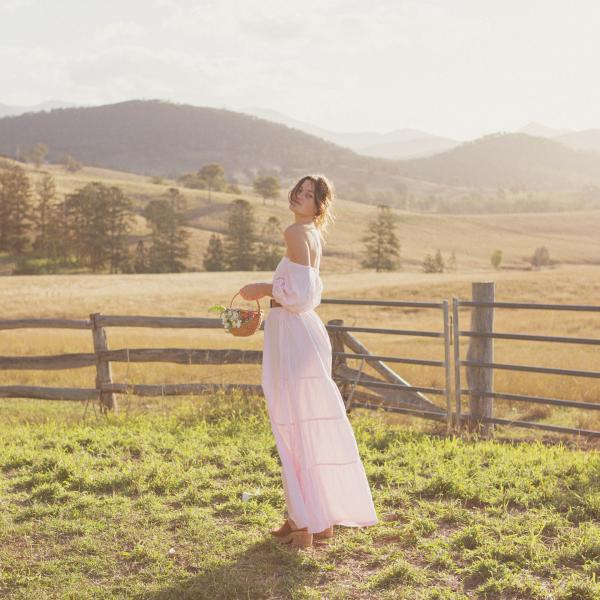 身穿努沙的 The Travelling Kimono 品牌服饰的模特站在小牧场中 © Bec Blooms Photography 版权所有