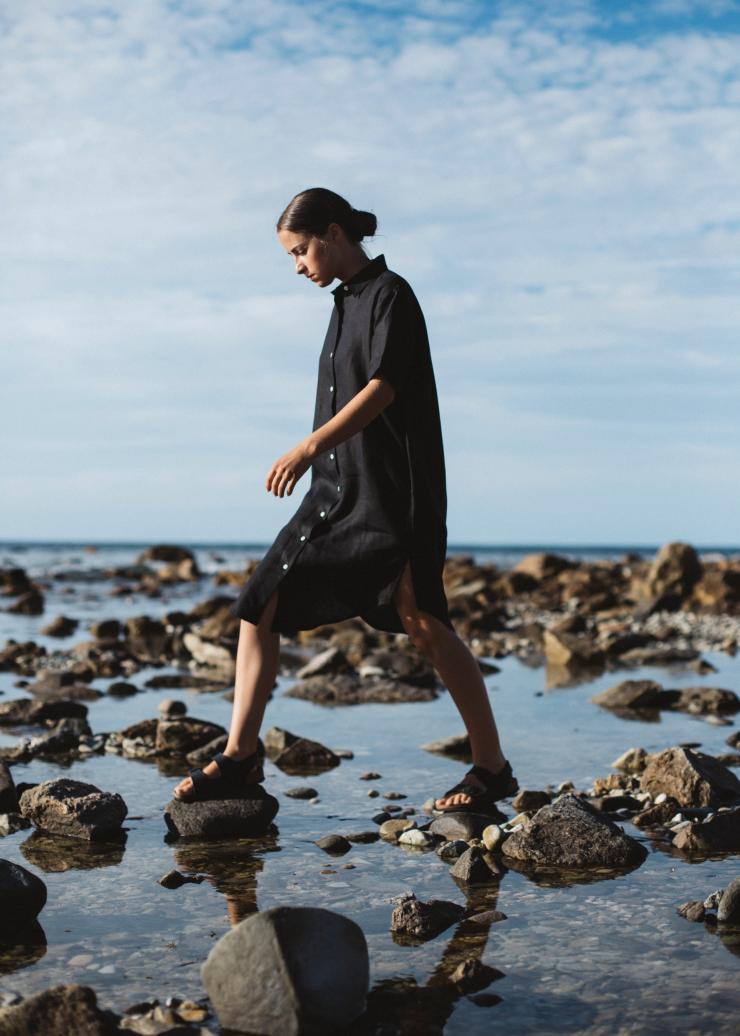 身穿阿德莱德 Good Studios 品牌服饰在岩池间漫步的女性 © Bing Rowland 版权所有