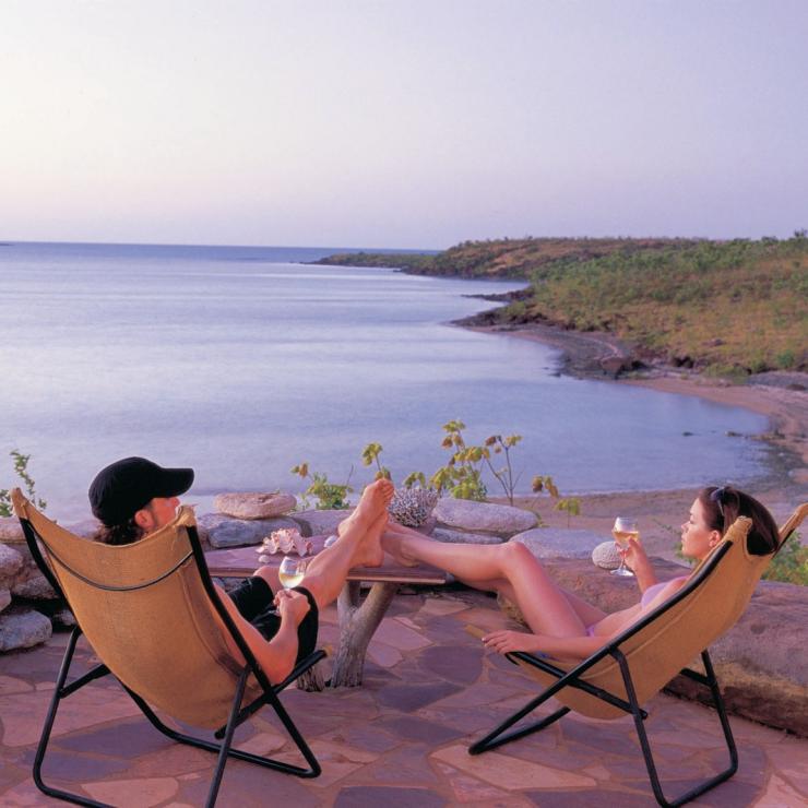 日落时分，一对情侣在金伯利海岸东北角的法拉威湾放松身心 © 西澳大利亚州旅游局版权所有