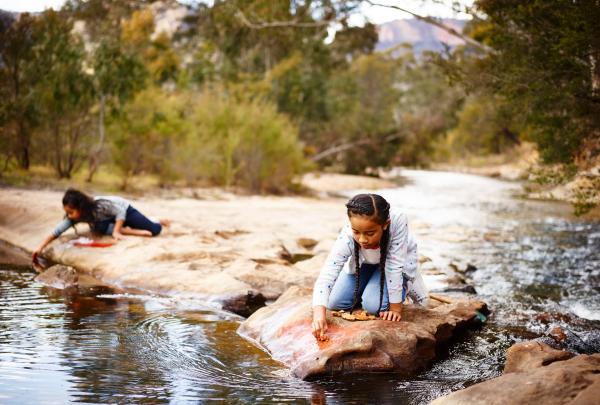 在蓝山的沃根谷阿联酋 One&amp;Only 唯逸度假酒店的河里玩耍的孩子们 © 沃根谷阿联酋 One&amp;Only 唯逸度假酒店版权所有