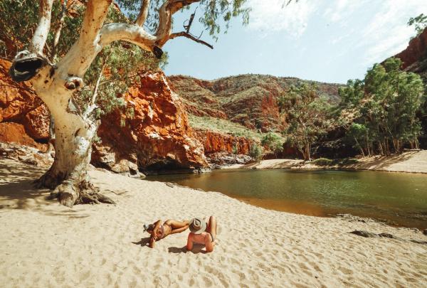 北领地，西麦克唐奈尔，在奥米斯顿放松身心的友人 © 北领地旅游局/Jordan Hammond 版权所有