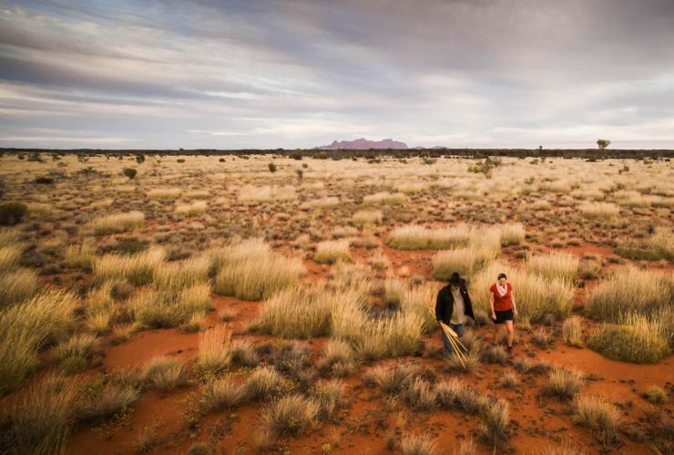通过 SEIT 澳大利亚内陆之旅，跟随原住民一起穿越红土中心 © 澳大利亚旅游局版权所有