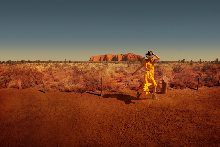 北领地（Northern Territory）的乌鲁鲁，一位女士在乌鲁鲁卡塔丘塔国家公园（Uluru-Kata Tjuta National Park）的露营地附近漫步 © 澳大利亚旅游局版权所有