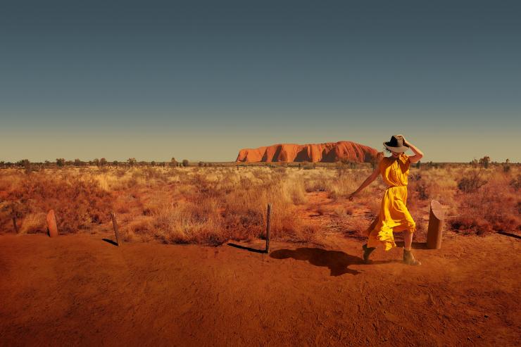 北领地（Northern Territory）的乌鲁鲁，一位女士在乌鲁鲁卡塔丘塔国家公园（Uluru-Kata Tjuta National Park）的露营地附近漫步 © 澳大利亚旅游局版权所有
