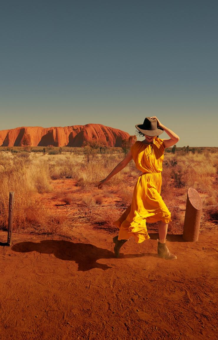北领地（Northern Territory）的乌鲁鲁，一位女士在乌鲁鲁卡塔丘塔国家公园（Uluru-Kata Tjuta National Park）的露营地附近漫步 © 澳大利亚旅游局版权所有