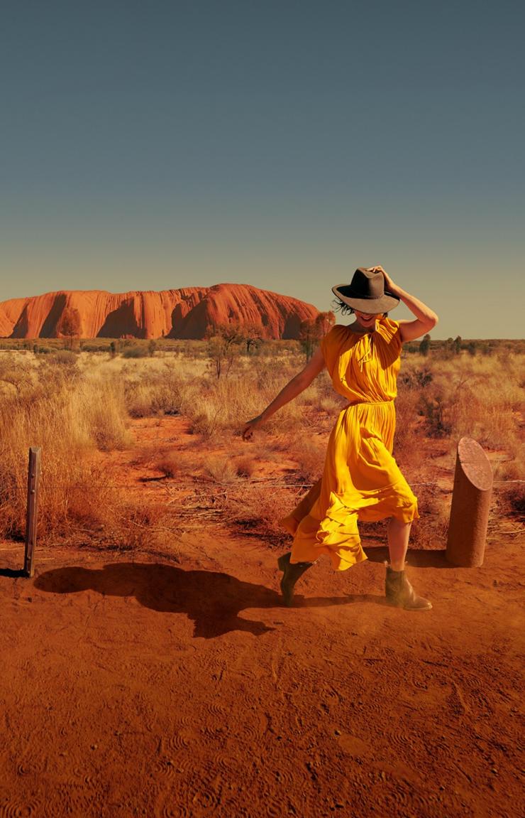 北领地（Northern Territory）的乌鲁鲁，一位女士在乌鲁鲁卡塔丘塔国家公园（Uluru-Kata Tjuta National Park）的露营地附近漫步 © 澳大利亚旅游局版权所有