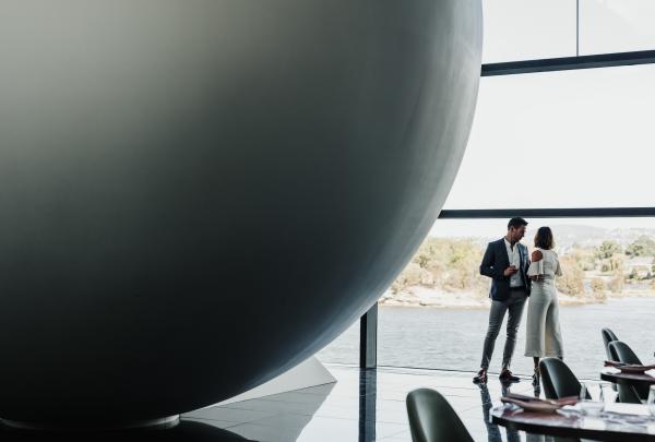 霍巴特的古今艺术博物馆，一对夫妇站在展品旁喝着葡萄酒 © Adam Gibson 版权所有