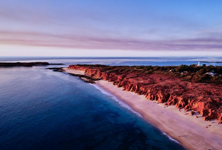 日落时分鸟瞰位于勒韦克角的库加门的西海滩（Western Beach）© 西澳大利亚州旅游局版权所有