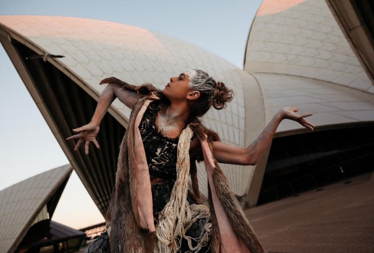 班加拉舞蹈剧团的舞者 Lillian Banks 在悉尼歌剧院外表演节目 © 班加拉舞蹈剧团/Daniel Boud 版权所有