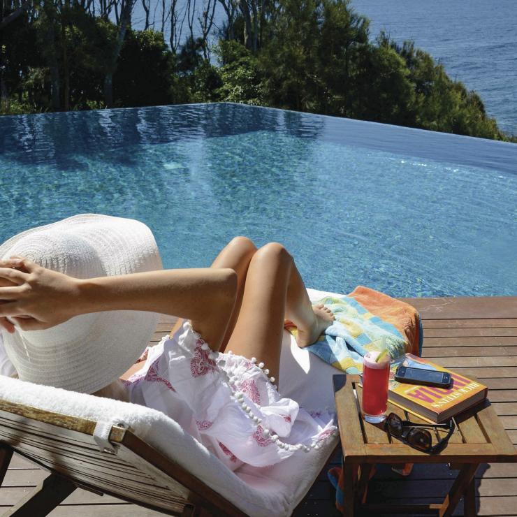 南海岸莫里莫科海滩，在海滨班尼斯特酒店的无边际海景泳池放松身心的女士© 班尼斯特酒店版权所有