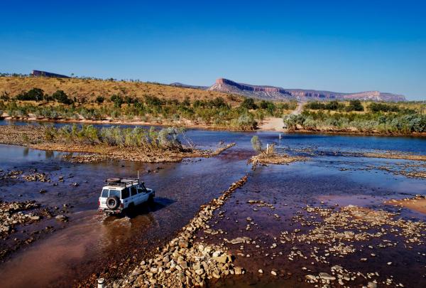 在西澳大利亚州朋特科斯特河渡口处穿越浅水处的四驱车鸟瞰图 © 西澳大利亚州旅游局版权所有
