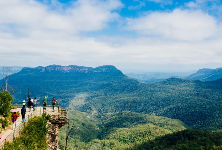 蓝山的绿色峡谷和三姐妹峰岩层的三座山峰的景色 © 新南威尔士州旅游局版权所有