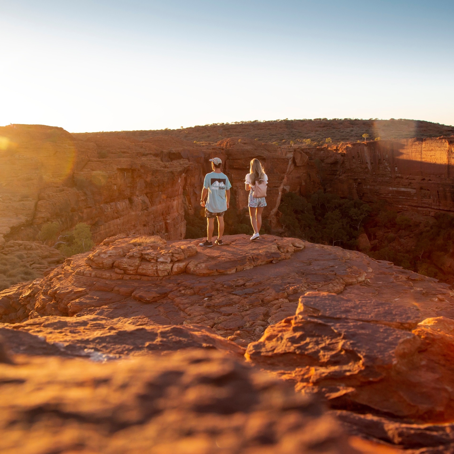两个人站在国王峡谷边缘 © 澳大利亚旅游局版权所有