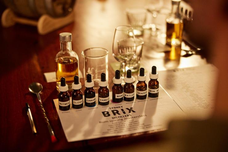 新南威尔士州，悉尼，Brix Distillers，品酒会上一字排开的胶头滴瓶 © 新南威尔士州旅游局版权所有