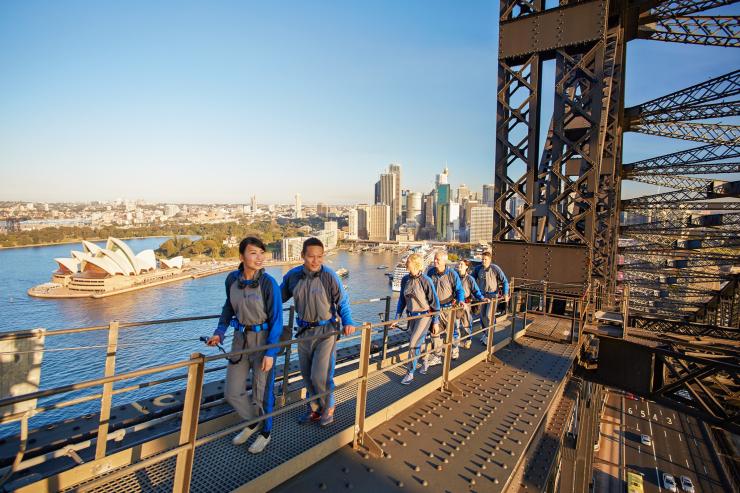 新南威尔士州，悉尼，参加 BridgeClimb 旅游团的游客攀登悉尼海港大桥 © 澳大利亚旅游局版权所有
