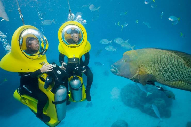 昆士兰州，大堡礁，两人骑着 Scuba Doo 水下踏板车观赏苏眉鱼 © Scuba Doo 版权所有