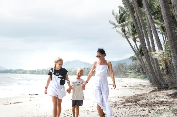 一家人在棕榈湾沙滩上漫步 © 昆士兰州旅游及活动推广局版权所有