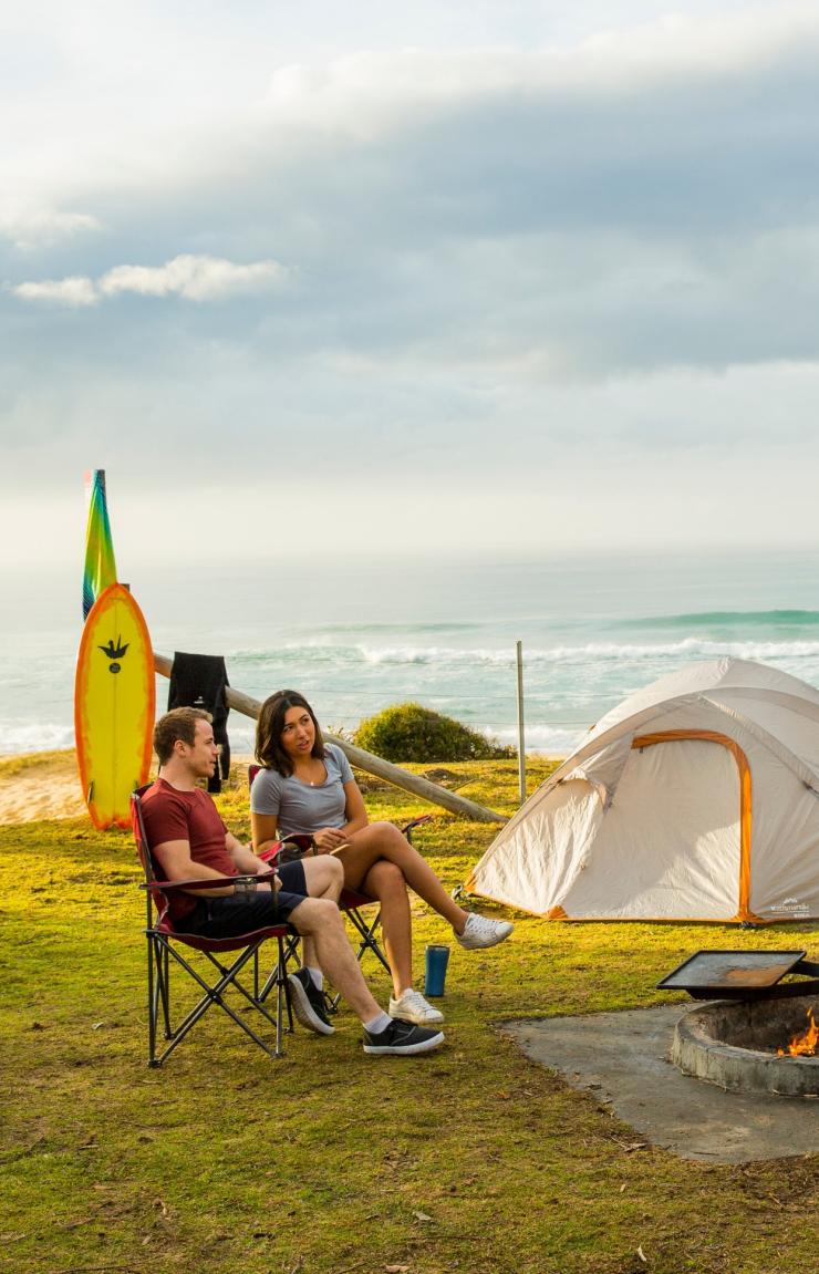 两人坐在吉拉德露营地 © 新南威尔士州旅游局版权所有