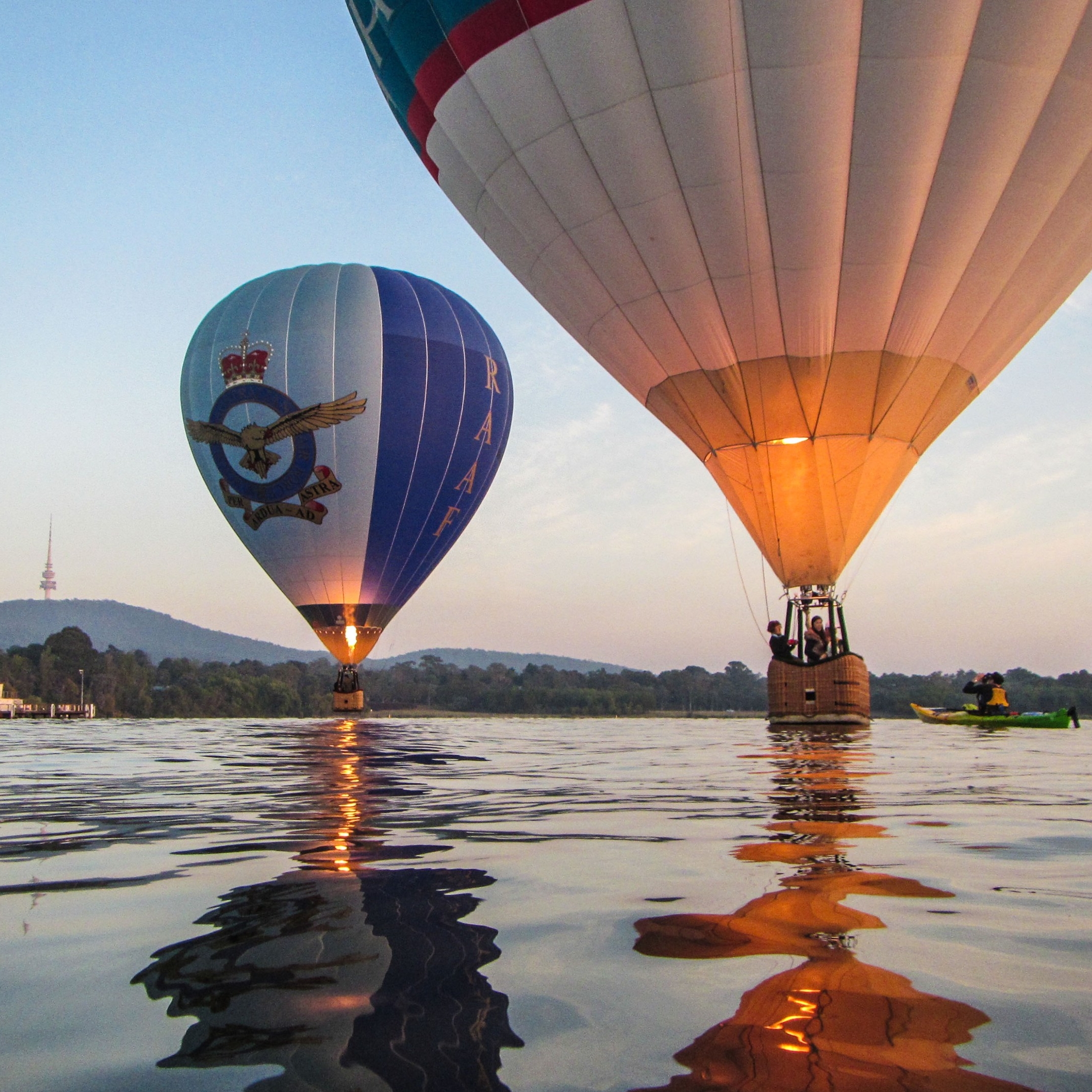 伯利格里芬湖上方的热气球 © 堪培拉观光局版权所有