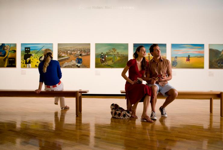 坐在澳大利亚国立美术馆的男士 © 堪培拉观光局版权所有