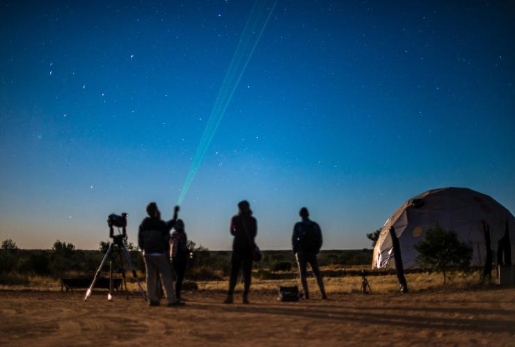 在地球保护区世界自然中心看星星的人的剪影 © 北领地旅游局 / Shaana McNaught 版权所有