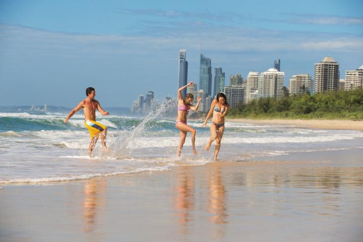 昆士兰州，黄金海岸，主海滩（Main Beach） © 昆士兰州旅游及活动推广局，Mark Toia